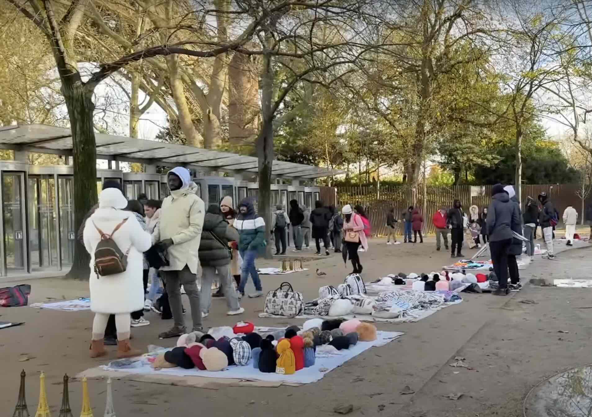 au-pied-de-la-tour-eiffel.jpeg