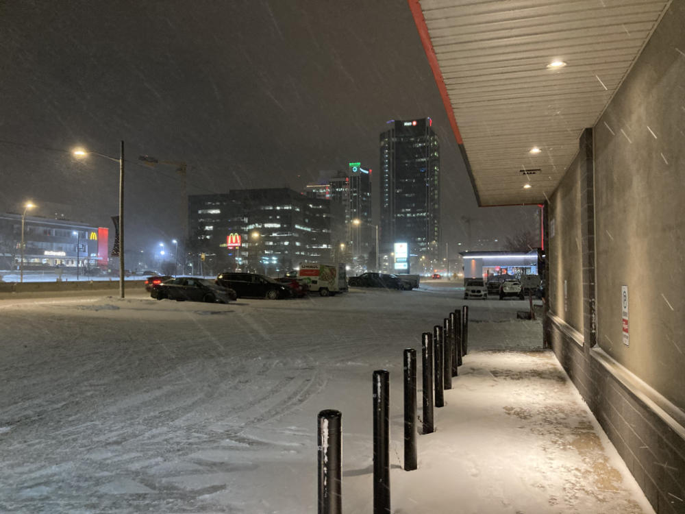devant-le-bureau-en-gros-sur-laurier-a-quebec-12-decembre-2024-a-20h40.jpg