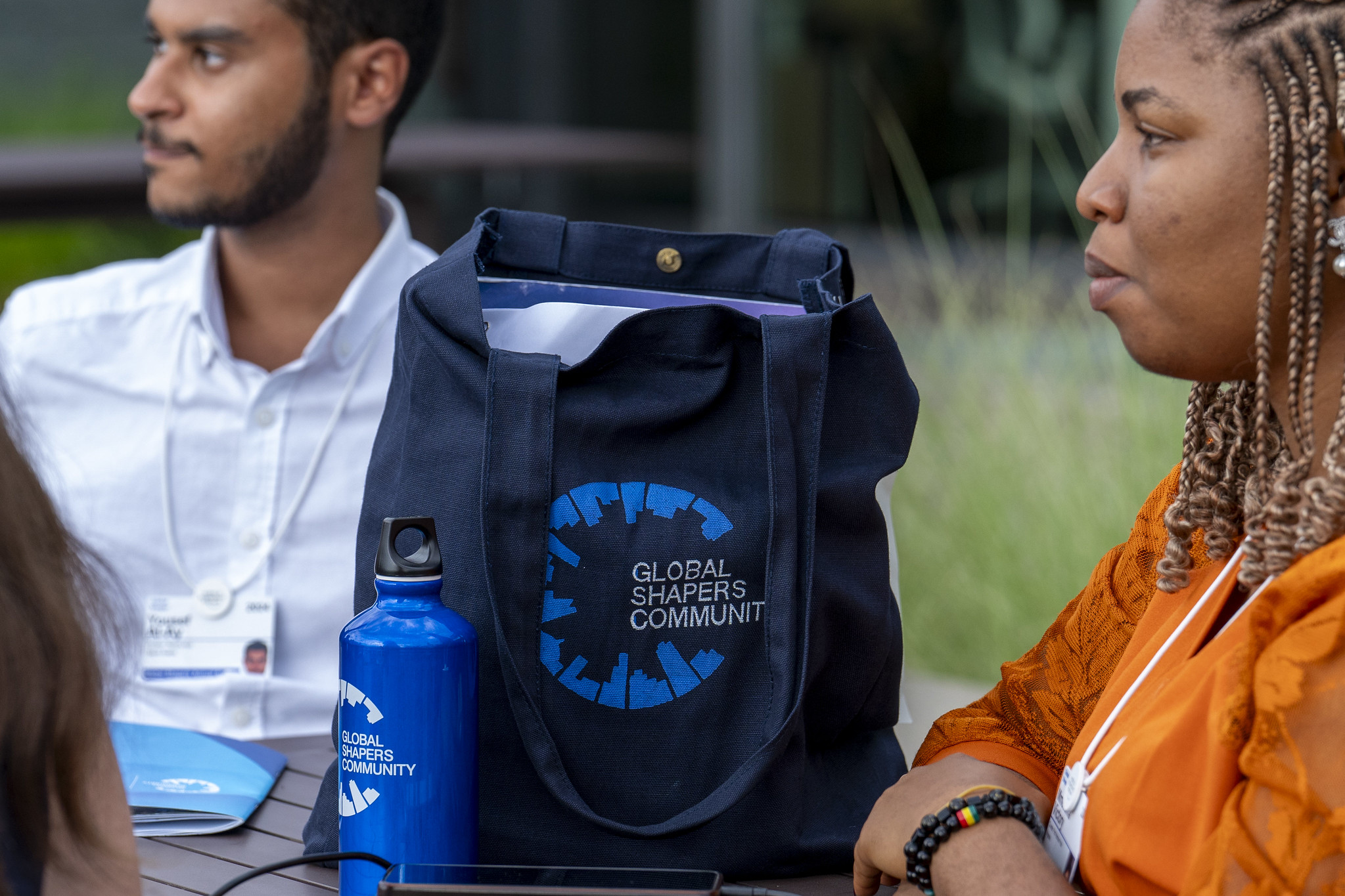 Les cercles de réflexion des ateliers: Réflexion sur l'impact lors du Sommet annuel des Global Shapers 2024 à Genève, Suisse, le 11 juillet 2024. - Terrasse - Quartier général.<br /><br />Copyright : Forum économique mondial/Jean-Luc Auboeuf<br /><br />Source: https://www.flickr.com/photos/worldeconomicforum/54154270892/<br /><br />J'ai trouvé ce lien depuis cette nouvelle du FEM:<br /><br />https://www.weforum.org/press/2019/06/world-economic-forum-and-un-sign-strategic-partnership-framework/