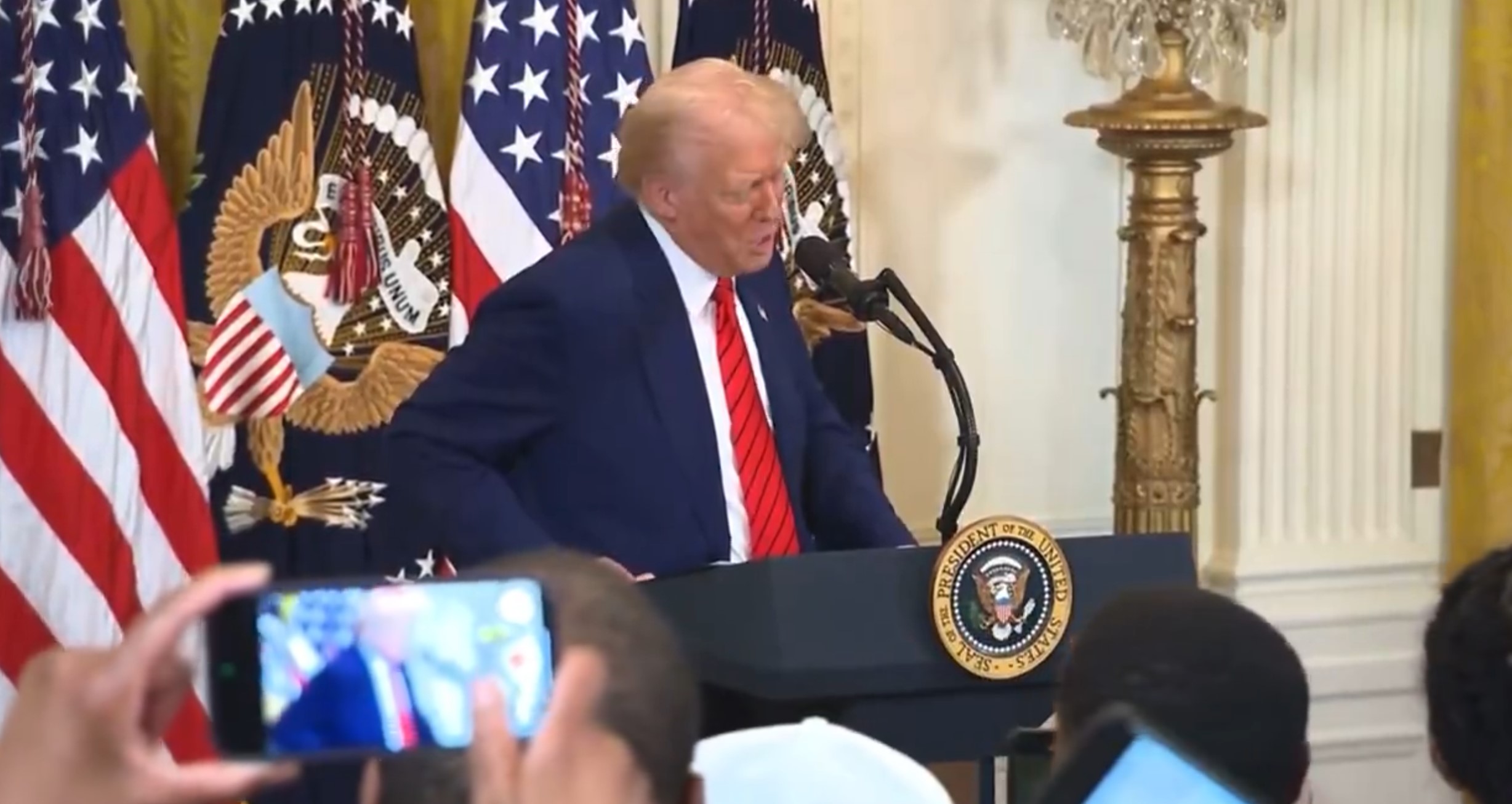 quand-donald-trump-nomme-albert-bourla-et-les-huees-se-font-entendre.jpg