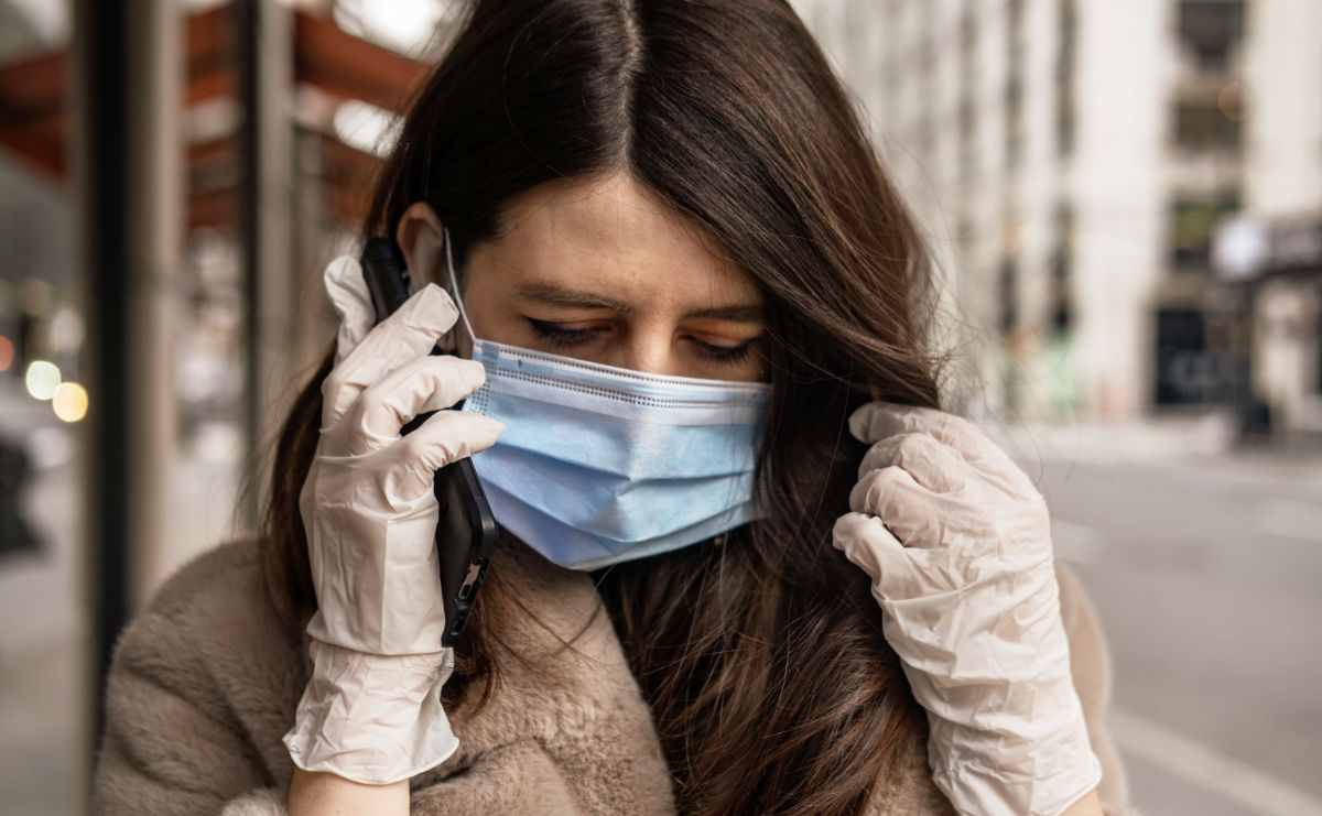 femme-portant-un-masque-de-plastique-et-des-gants.jpg
