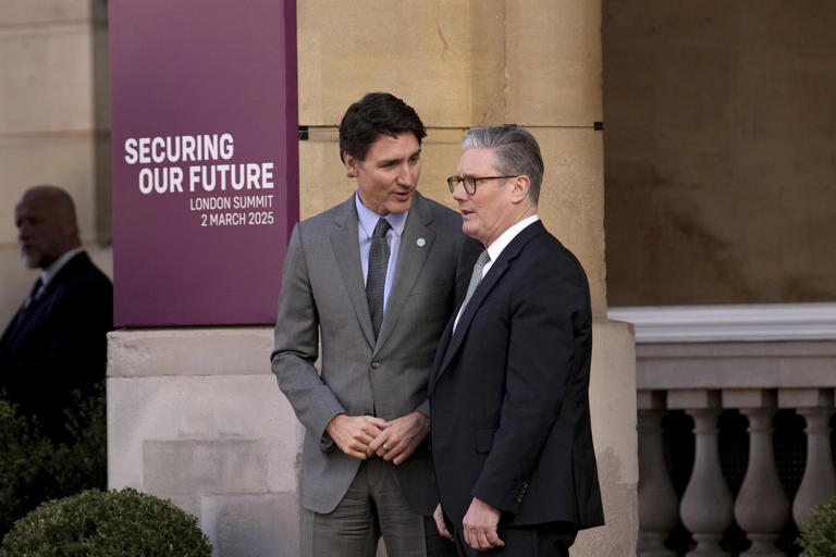 Le premier ministre britannique Keir Starmer, à droite, accueille son homologue canadien Justin Trudeau alors qu’il arrive pour un sommet sur l’Ukraine au Lancaster House de Londres, le dimanche 2 mars 2025. <br /><br />Photo pool AP/Christophe Ena © La Presse Canadienne