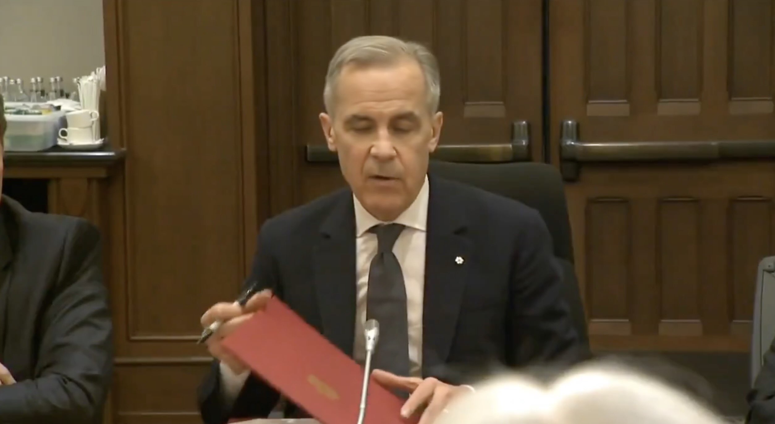 La signature du torchon à propos de la taxe carbone qui va juste revenir nous hanter, plus tard, sous un gouvernement libéralo-néodémocrate.<br /><br />Source: https://x.com/MarkJCarney_Ego/status/1900920563767370045