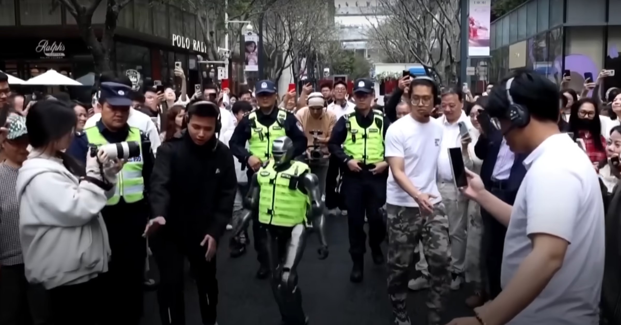 robots-pm01-pour-la-surveillance-policiere-a-nanshan.jpg