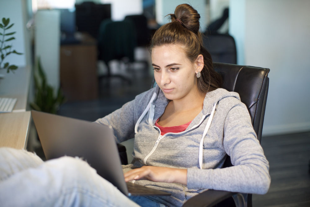 jeune-femme-avec-son-ordinateur-portable.jpg