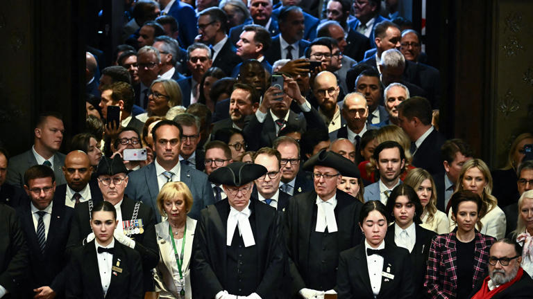 Les députés sont à l'entrée du Sénat pour écouter la lecture du discours du Trône par le roi Charles III. © AFP / BEN STANSALL/Getty Images