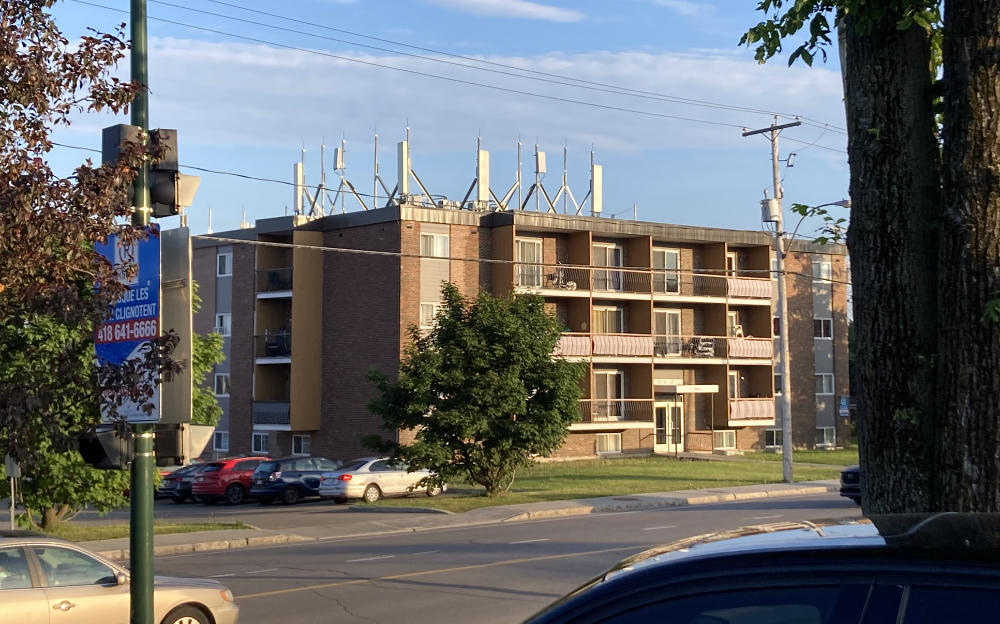 antennes-cellulaires-sur-un-bloc-appartement-sur-le-chemin-st-louis-a-ste-foy.jpg