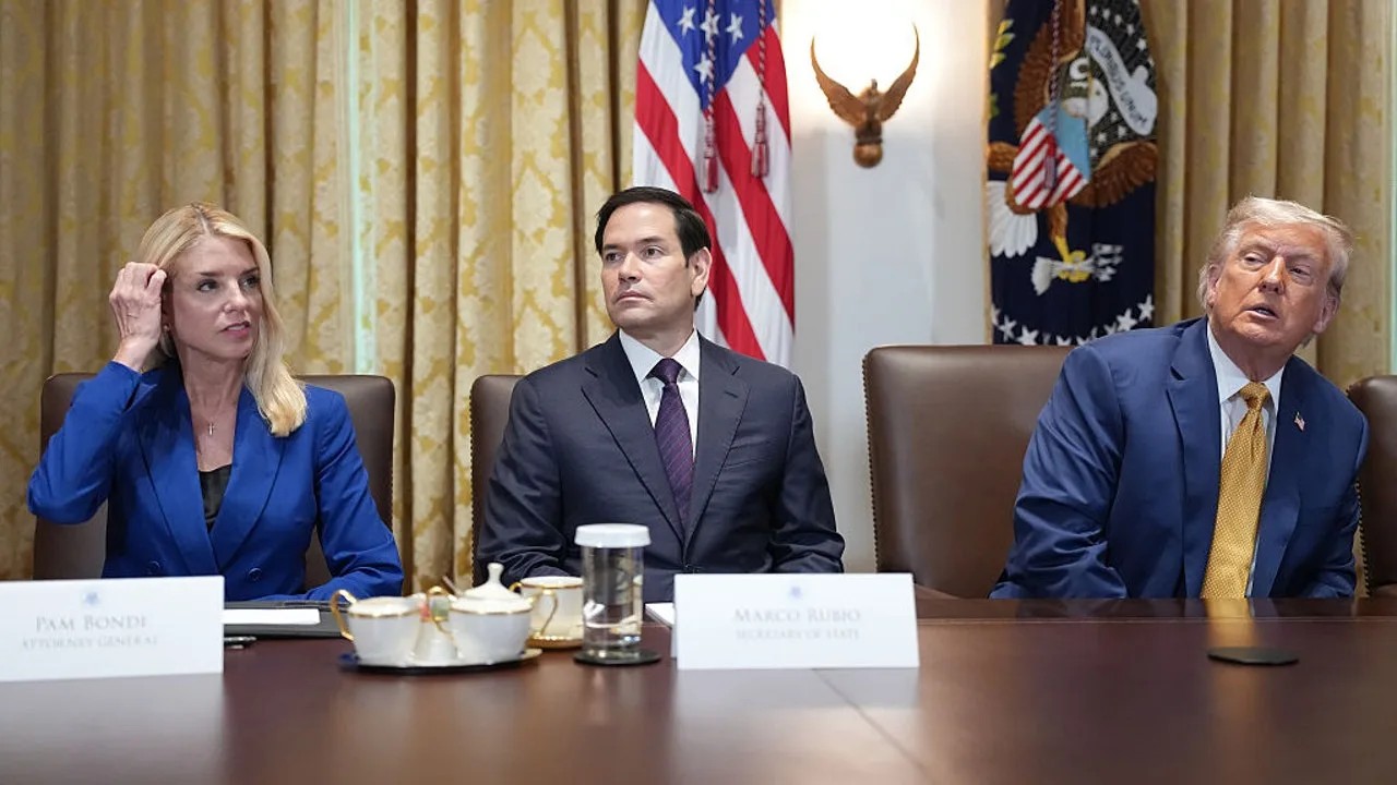 Le président Donald Trump (à droite) rencontre des membres de son cabinet lors d’une réunion du cabinet à la Maison Blanche, le 08 juillet 2025 à Washington, D.C. (Photo d’Andrew Harnik/Getty Images)<br /><br />Source: https://www.yahoo.com/news/trump-cuts-off-epstein-list-133913486.html