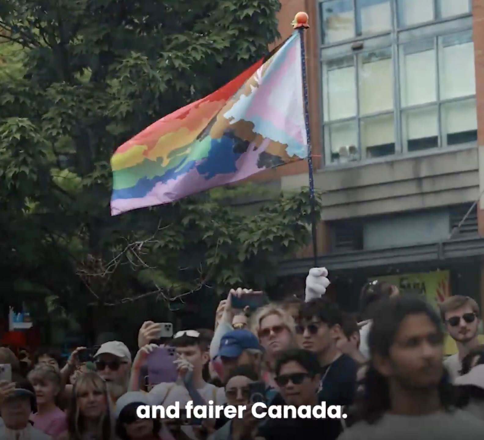 Le drapeau LBGTQ++ en version camouflage... ça en dit long sur l'attaque contre l'Occident via cette mouvance hautement militarisée CONTRE les familles nucléaires typiques.<br /><br />C'est  ÇA que propagandise Mark Carney, aux frais de notre trésor public.