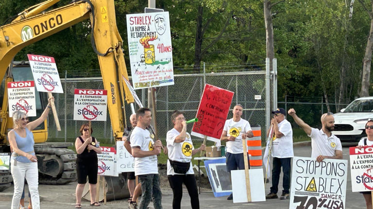 Des manifestants devant Stablex -- © Gil Shochat/Radio-Canada