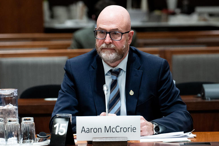 Aaron McCrorie, vice-président du renseignement et de l'application de la loi à l'Agence des services frontaliers du Canada, attend de comparaître devant le Comité permanent de la sécurité publique et nationale, sur la Colline du Parlement, à Ottawa, le 12 décembre 2024. LA PRESSE CANADIENNE/Spencer Colby -- © La Presse Canadienne