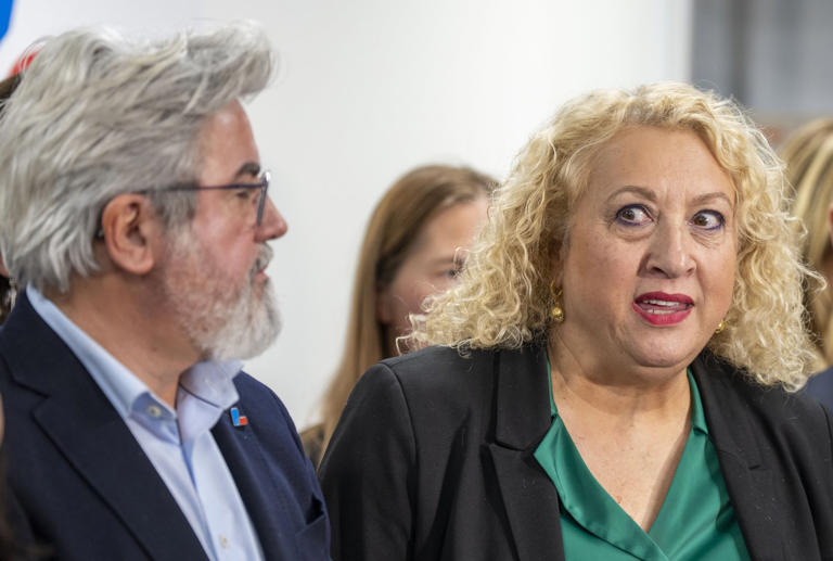 La députée libérale Sona Lakhoyan Olivier, à droite, et le chef du parti Pablo Rodriguez s'adressent aux médias après une réunion du caucus au siège du parti à Montréal, le vendredi 21 novembre 2025. LA PRESSE CANADIENNE/Christinne Muschi -- © La Presse Canadienne
