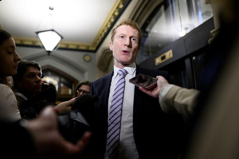 Le nouveau ministre responsable des Langues officielles, Marc Miller, répond aux questions des journalistes, à Ottawa, le mardi 2 décembre 2025. LA PRESSE CANADIENNE/Spencer Colby -- © La Presse Canadienne