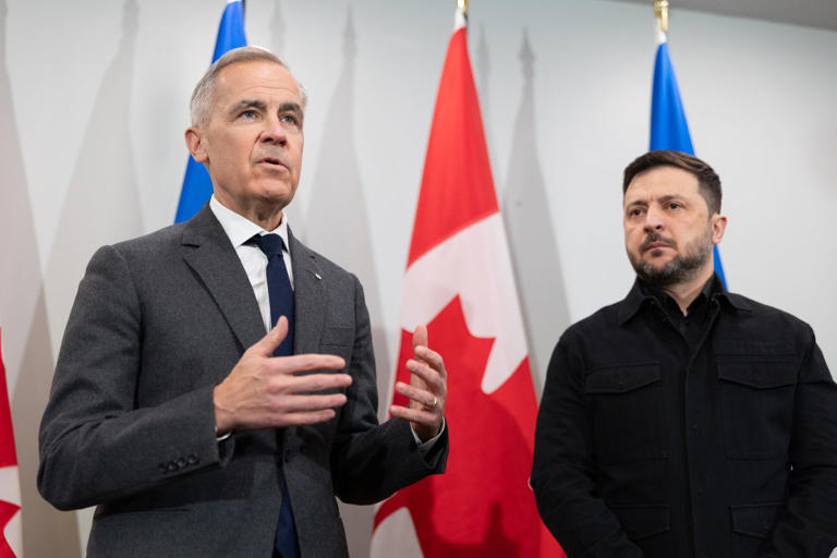 Le premier ministre Mark Carney, à gauche, et le président ukrainien, Volodymyr Zelensky, tiennent une conférence de presse à Halifax, en Nouvelle-Écosse, le samedi 27 décembre 2025. LA PRESSE CANADIENNE/Riley Smith -- © La Presse Canadienne
