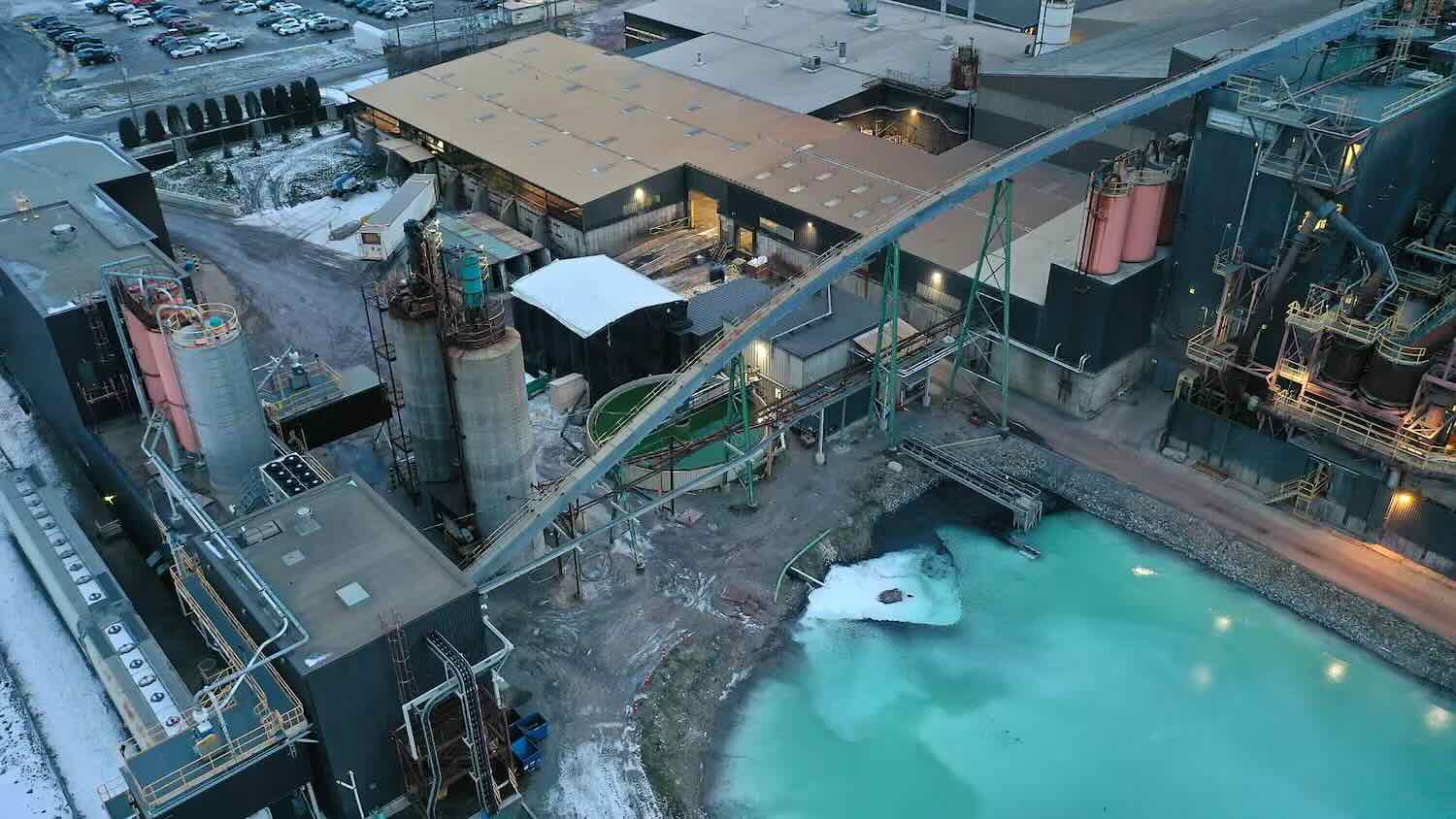 Les installations de l’usine de recyclage de batteries au plomb-acide de Terrapure, dont son bassin de captation des eaux, vues du ciel