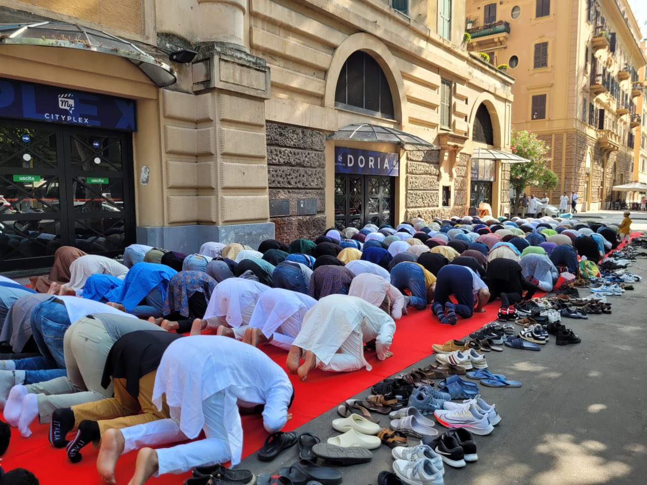 Prière de rue musulmane provocatrice à Rome, le 6 juin 2025.<br /><br />Source: https://x.com/DamienRieu/status/1930934000685605075/photo/2