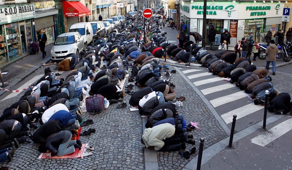 Ah! Paris, les cafés, la romance et... les prières islamiques.<br /><br />Source: https://x.com/CharrierChris56/status/2010263778097803325/photo/1