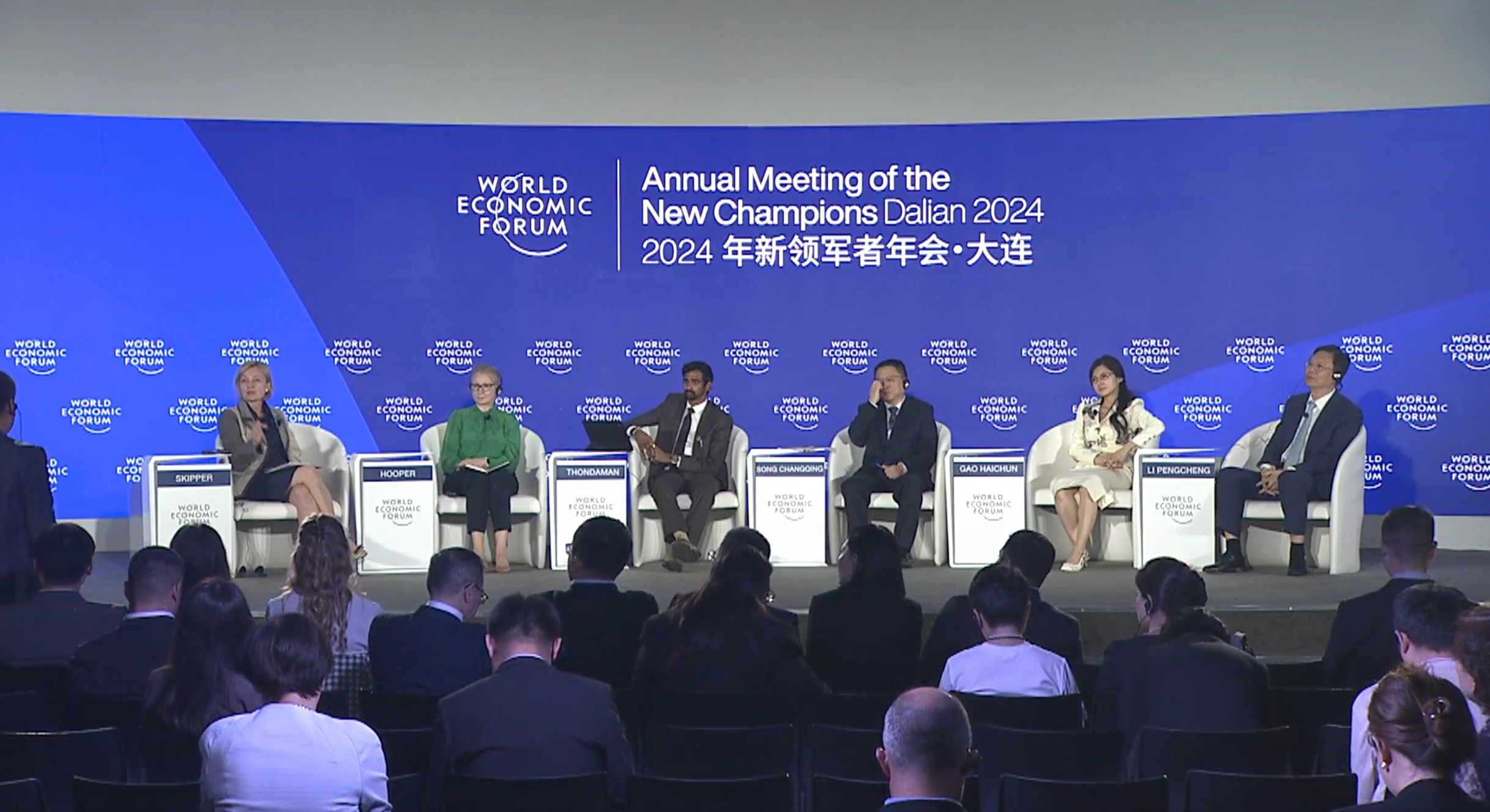 rencontre-annuelle-des-nouveaux-champions-dalian-2024-en-chine-avec-lindsqay-hooper.jpg