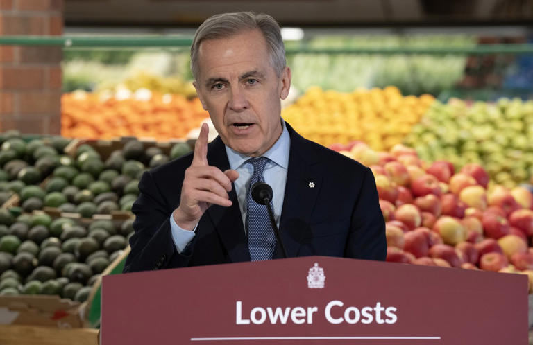 Le premier ministre Mark Carney répond à une question des médias lors d'un événement organisé dans une épicerie à Ottawa, le lundi 26 janvier 2026. LA PRESSE CANADIENNE/Adrian Wyld -- © La Presse Canadienne
