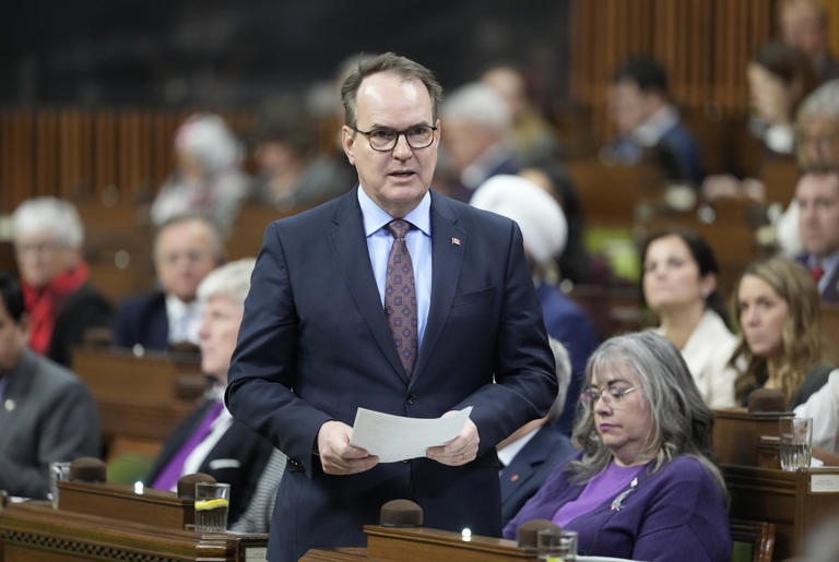 Le leader parlementaire du gouvernement, Steven MacKinnon, prenant la parole en Chambre, jeudi le 12 février, à Ottawa. LA PRESSE CANADIENNE/Adrian Wyld -- © La Presse Canadienne
