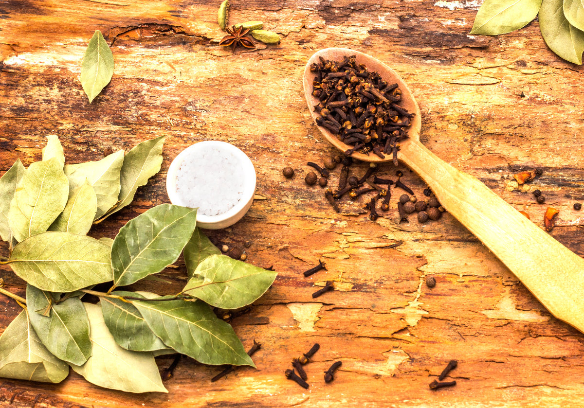 preparation-de-feuilles-de-laurier-et-de-clous-de-girofle.jpg