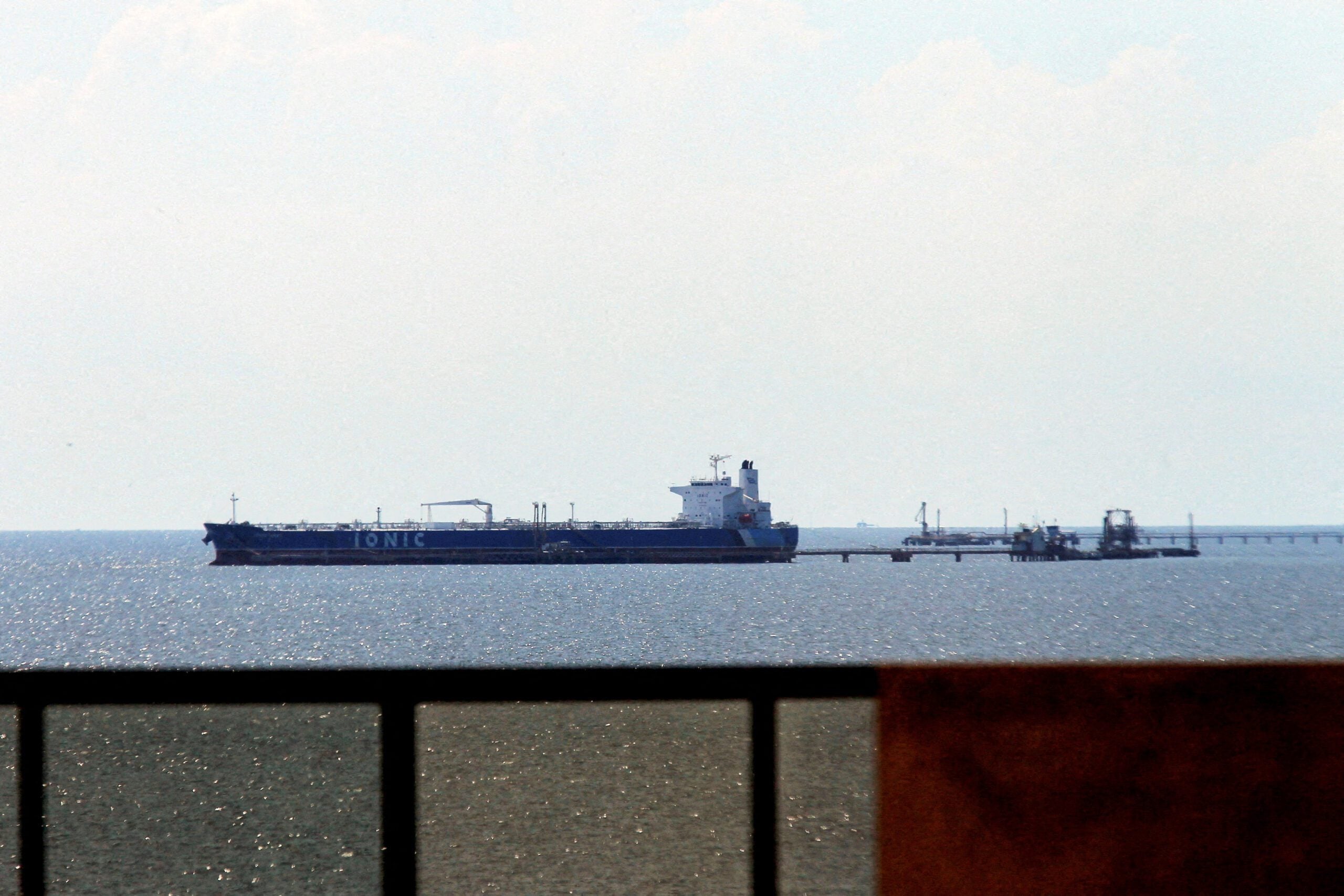 Le pétrolier Ionic Anax, affrété par Chevron, est vu près du port de Bajo Grande, dans le lac Maracaibo au Venezuela, après son chargement pour l'exportation, à San Francisco, État de Zulia, Venezuela le 13 décembre 2025. REUTERS/Isaac Urrutia<br /><br />Source: https://gcaptain.com/venezuela-ships-first-crude-cargo-to-israel-as-oil-exports-reopen/