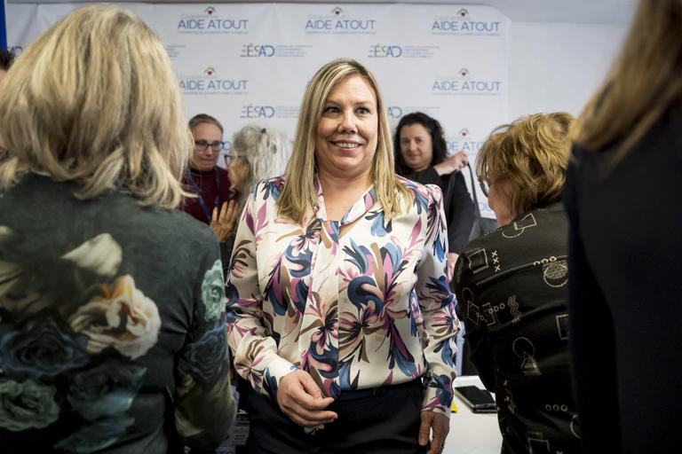 La directrice générale de la coopérative d'aide à domicile Aide Atout, Valérie Morier, rencontre les invités lors du lancement du projet vitrine pour élargir l'offre d'aide à domicile, à Beloeil, le vendredi 13 mars 2026. LA PRESSE CANADIENNE/Christopher Katsarov -- © La Presse Canadienne