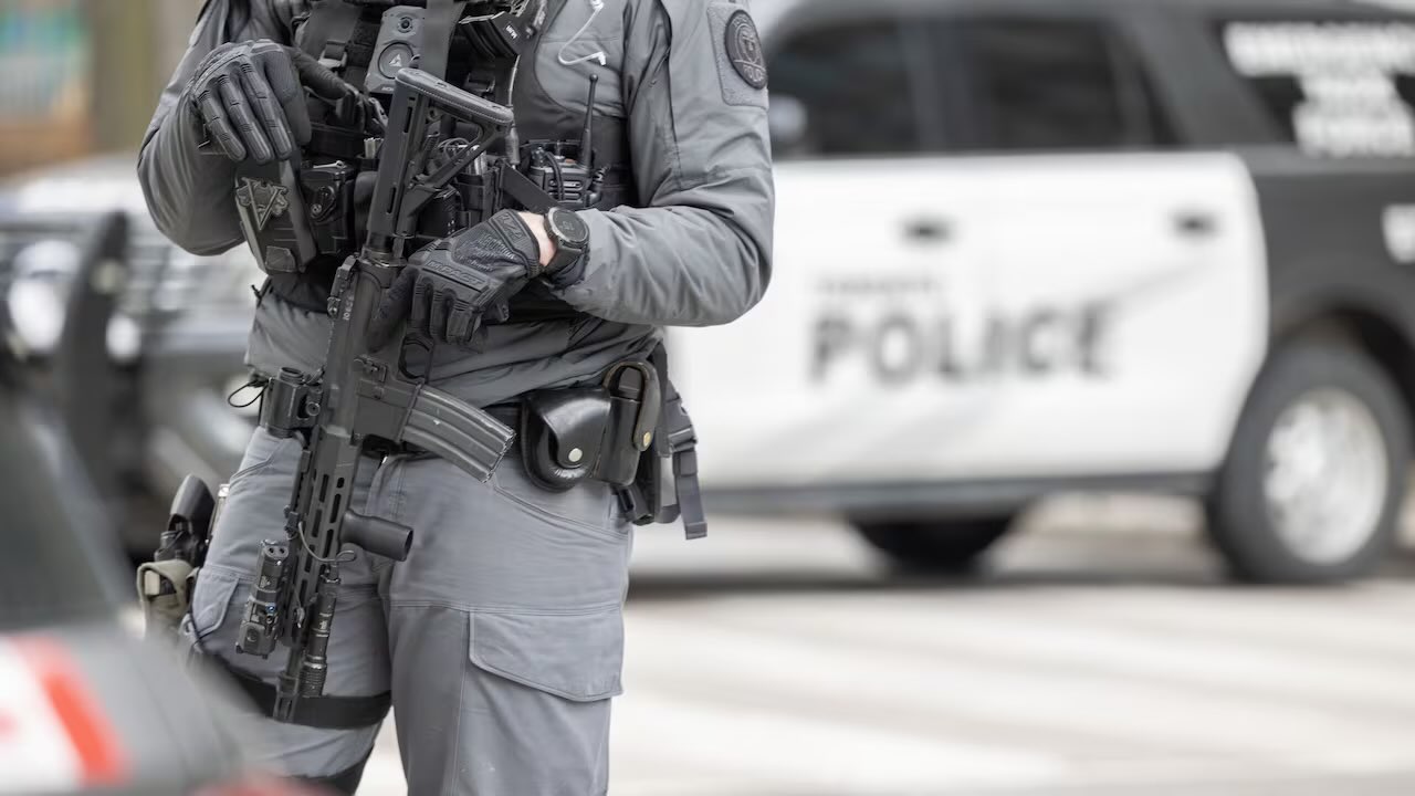 Sur cette photo, un policier tient un fusil de patrouille. La police indique que les résidents peuvent s'attendre à voir des agents munis de tels fusils à des endroits stratégiques de Toronto, dans le cadre d'une nouvelle unité spéciale. (Service de police de Toronto)<br /><br />Source: https://www.cbc.ca/news/canada/toronto/toronto-police-counter-terrorism-unit-rifles-toronto-9.7140751