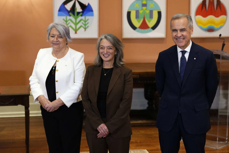 Julie Dabrusin pose avec la gouverneure générale Mary Simon et le premier ministre Mark Carney après avoir prêté serment comme ministre de l'Environnement, du Changement climatique et de la Nature, lors de la cérémonie d'assermentation du Cabinet à Rideau Hall, à Ottawa, le lundi 1er décembre 2025. LA PRESSE CANADIENNE/Justin Tang -- © La Presse Canadienne
