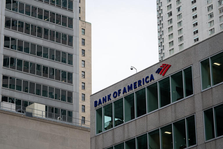 Une enseigne sur un immeuble abritant une succursale de la Bank of America, dans le quartier financier de Toronto, le mercredi 5 février 2025. LA PRESSE CANADIENNE/Giordano Ciampini -- © The Associated Press