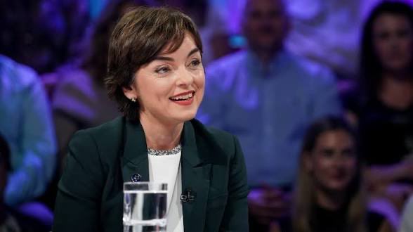 Christine Fréchette est la nouvelle première ministre désignée du Québec <br /><br />Elle remporte la course à la chefferie de la CAQ avec 57,9% des votes<br /><br />Taux de participation 77,1%<br /><br />Source: https://x.com/SebBovetSRC/status/2043420338491429345
