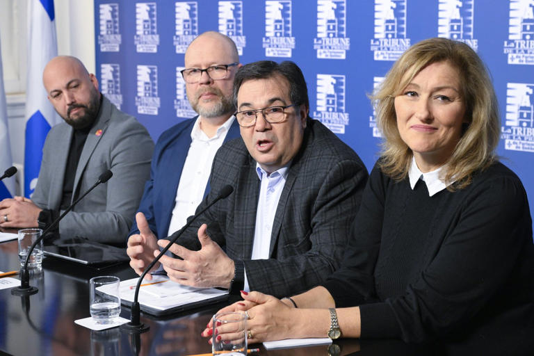 Quatre dirigeants du front commun intersyndical des secteurs public et parapublic: Éric Gingras, président de la CSQ, Robert Comeau, président de l'APTS, François Enault, vice-président de la CSN et Magali Picard, présidente de la FTQ. Photo prise le 23 février 2024 à Québec LA PRESSE CANADIENNE/Jacques Boissinot -- © La Presse Canadienne