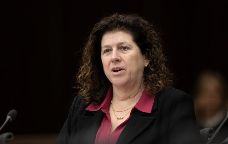 La vérificatrice générale Karen Hogan attend de comparaître devant le Comité des comptes publics à Ottawa, le lundi 13 avril 2026. LA PRESSE CANADIENNE/Adrian Wyld -- © La Presse Canadienne