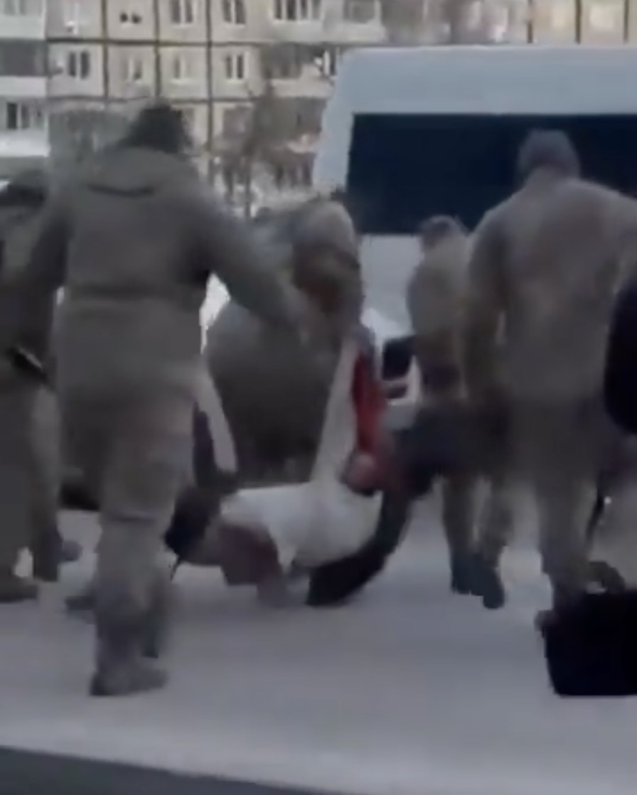 des-cagoules-qui-enlevent-les-jeuners-hommes-blancs-d-ukraine-pour-les-envoyer-a-leur-mort.jpeg