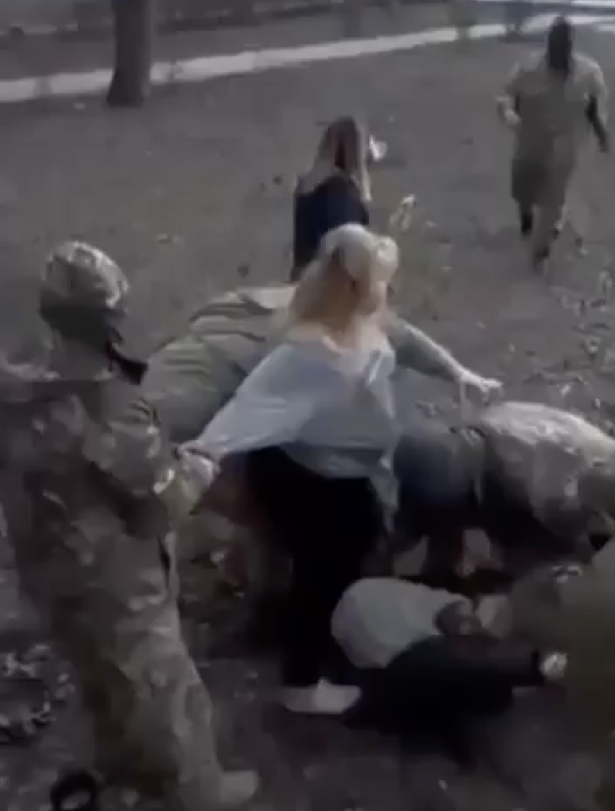 un-homme-blanc-ukranien-qui-se-fait-recruter.jpeg