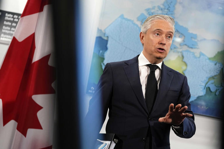 Le ministre des Finances et du Revenu national, François-Philippe Champagne, participe à une mêlée de presse avant une table ronde prébudgétaire avec la Chambre de commerce du Canada, à Ottawa, le lundi 6 juillet 2026.<br /><br />LA PRESSE CANADIENNE/Justin Tang<br />© La Presse Canadienne