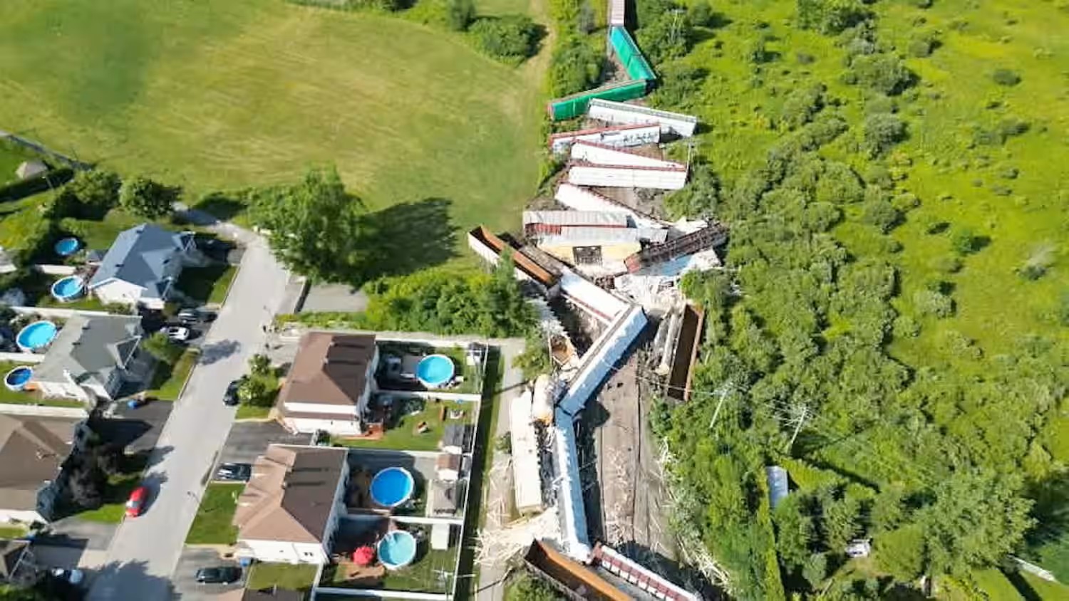Cette prise de vue aérienne montre l'impressionnant déraillement de train à Repentigny qui s'est déroulé dimanche 5 juillet. Photo tirée de la page Facebook (Stephane Michaud)