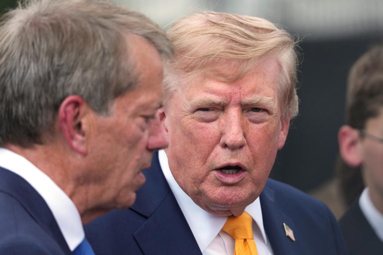 Le président des États-Unis, Donald Trump, à droite, par le avec le gouverneur du Nebraska, Jim Pillen, après un événement à la Roseraie de la Maison-Blanche, le lundi 24 août 2026, à Washington. (AP Photo/Alex Brandon) © La Presse Canadienne