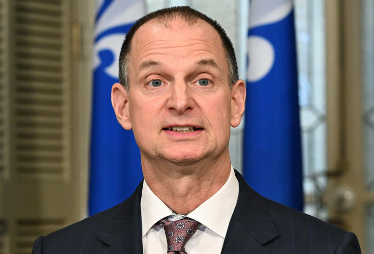 Le ministre des Finances, Eric Girard, répond aux questions lors d’une conférence de presse portant sur le rapport préélectoral le lundi 17 août 2026. LA PRESSE CANADIENNE/Jacques Boissinot © La Presse Canadienne