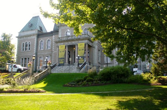 devant-l-hotel-de-ville-de-sherbrooke.jpg