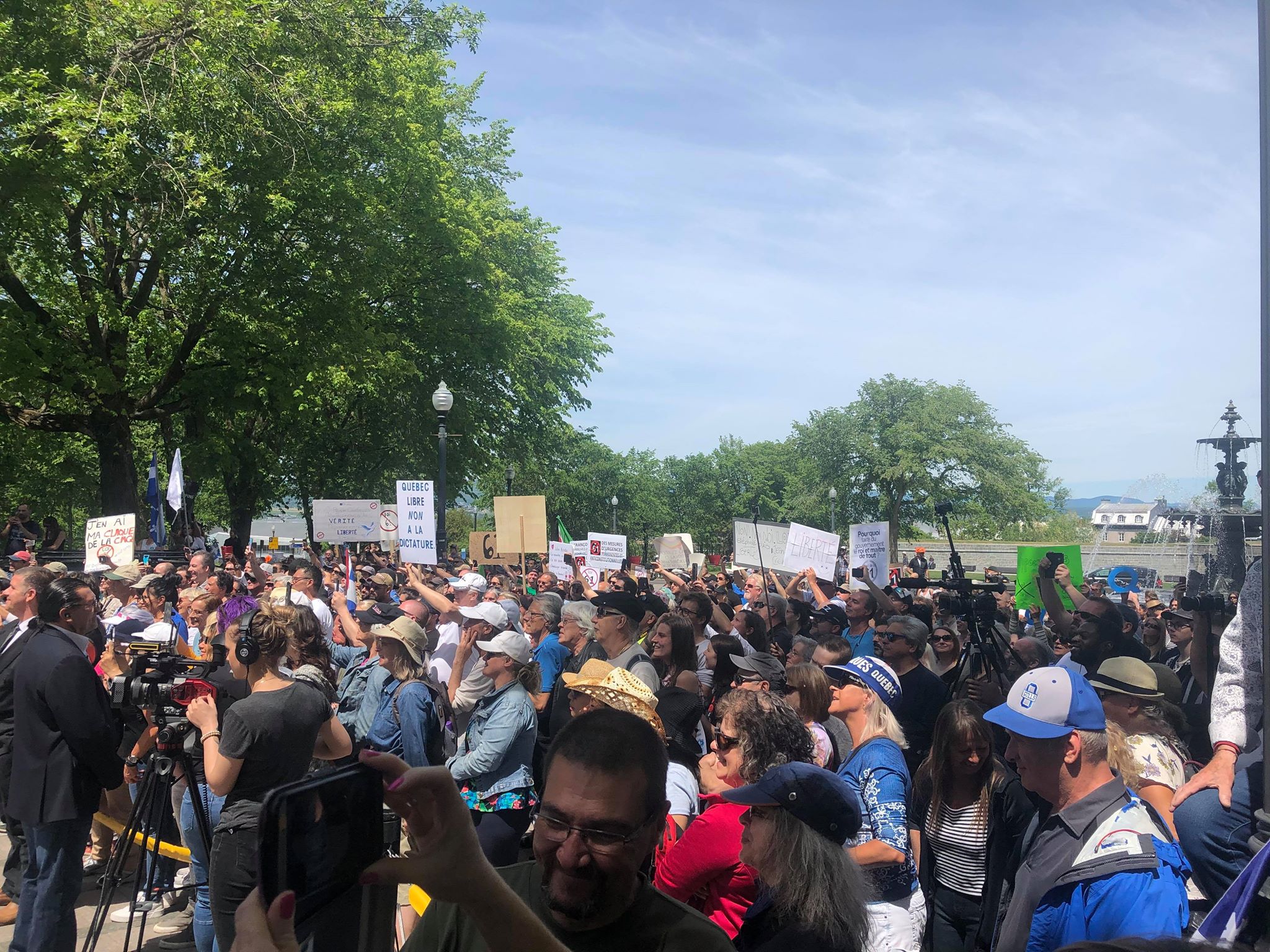 foule-devant-le-parlement-de-quebec.jpg