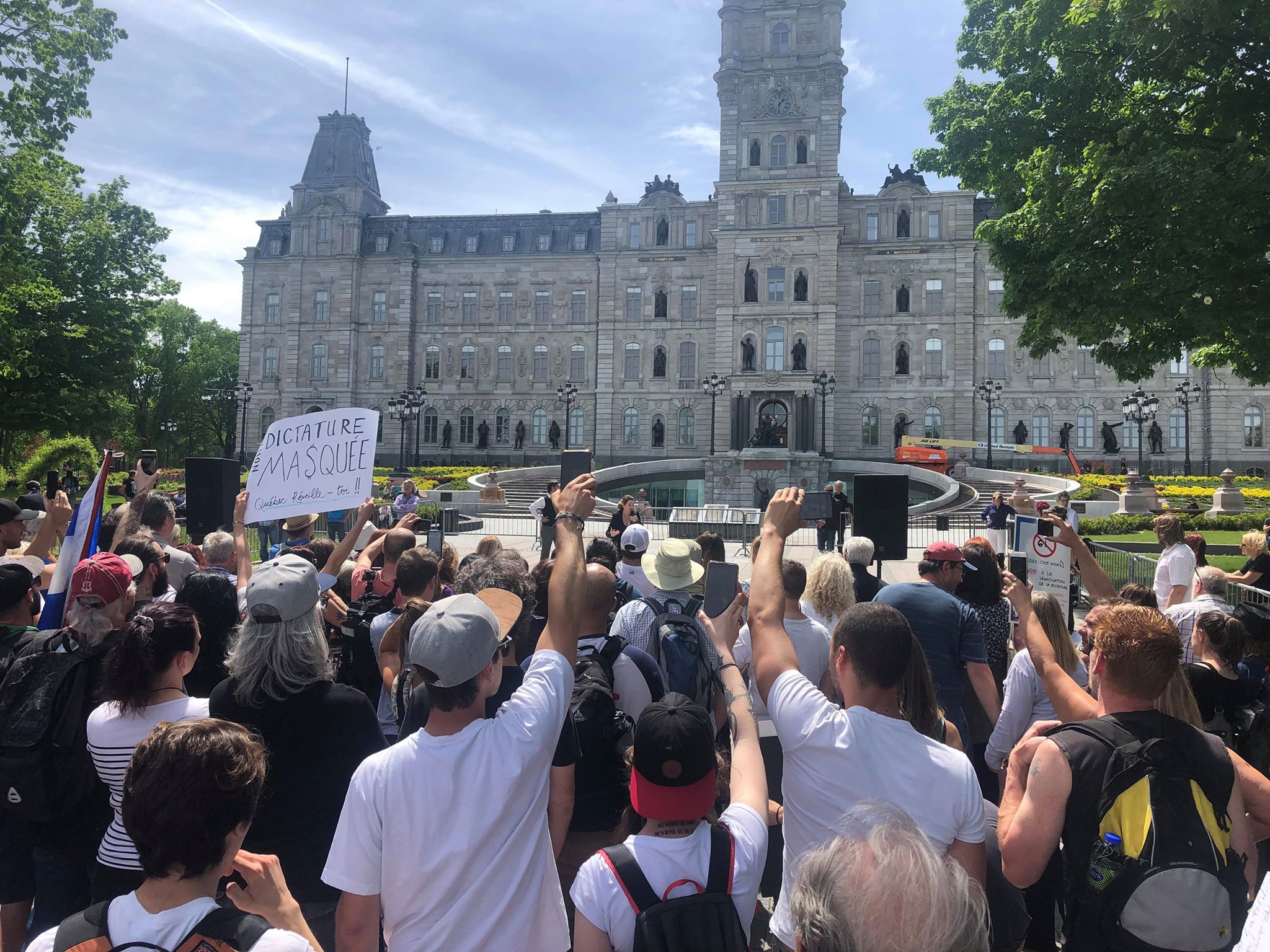 manifestants-de-vant-le-parlement.jpg