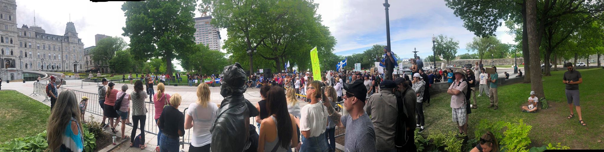 manifestation-devant-le-parlement-de-quebec.jpg
