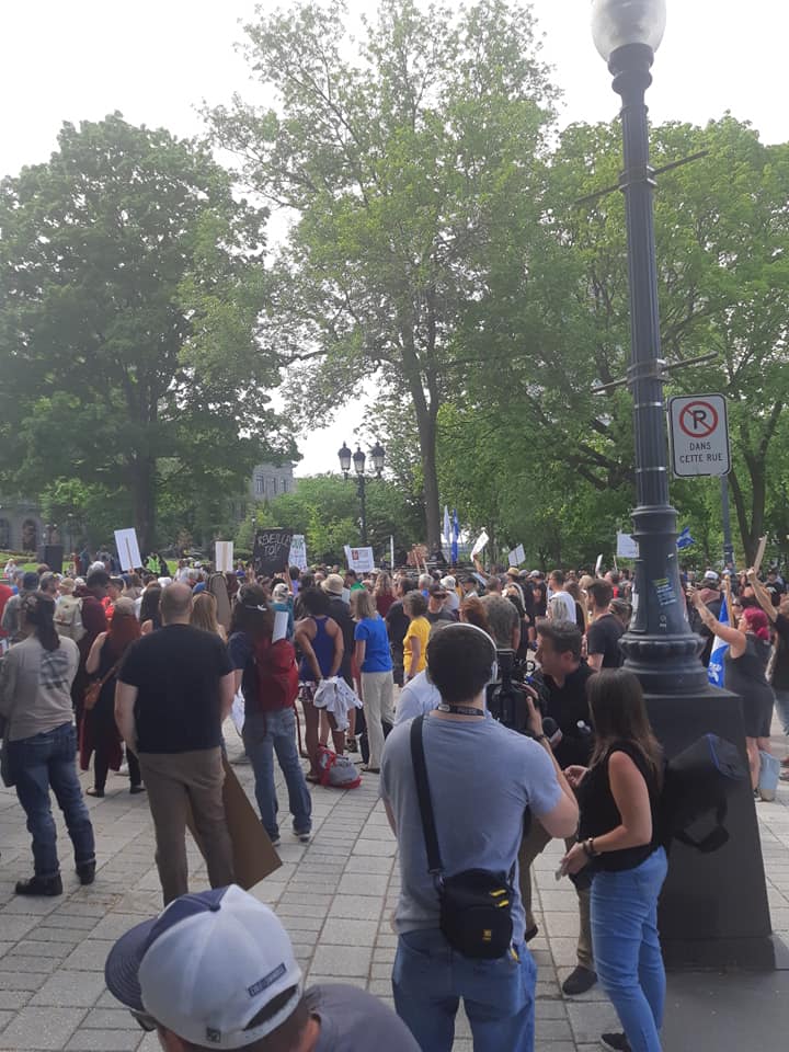 manifestants-devant-le-parlement.jpg