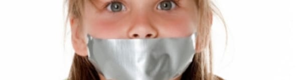 enfants-musele-par-un-morceau-de-tape.jpg