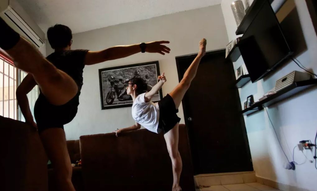 Des danseurs du Ballet de Monterrey participent à un cours de formation en ligne dans leur maison de Monterrey, au Mexique. Image: REUTERS/Daniel Becerril