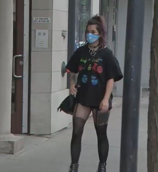 jeune-femme-canadienne-avec-un-masque-facial-a-l-exterieur.JPG