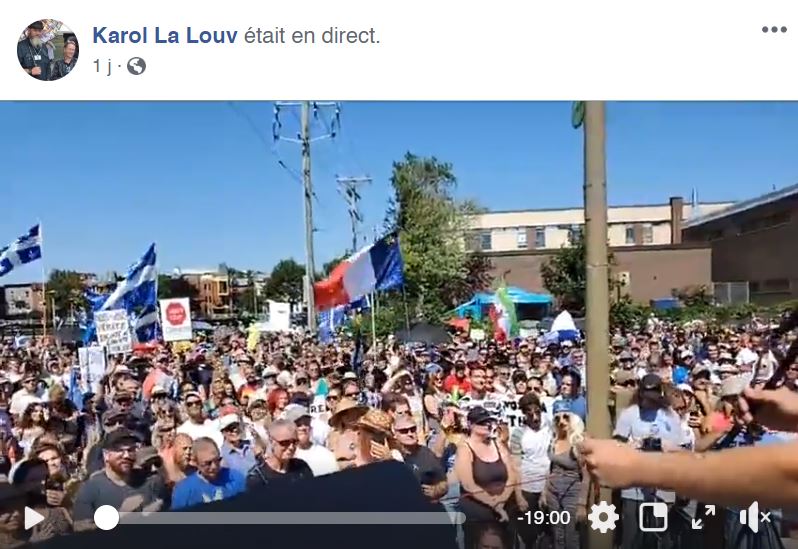 foule-devant-la-sq-le-15-aout-2020-a-montreal.JPG