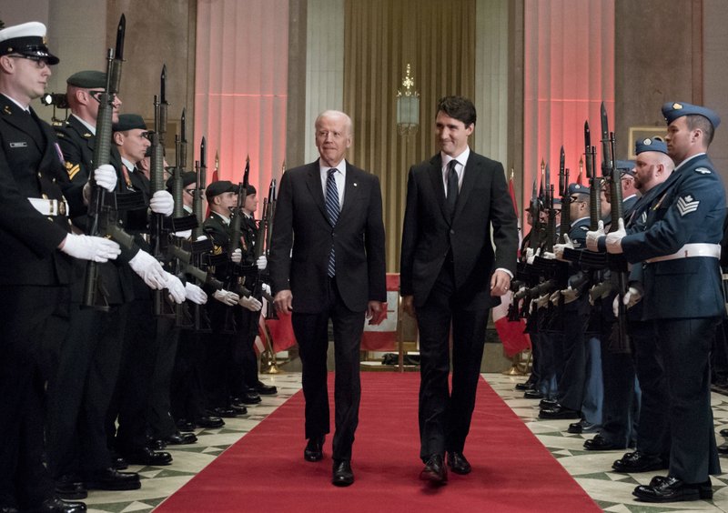 joe-biden-qui-marche-avec-justin-trudeau-a-ottawa.jpg
