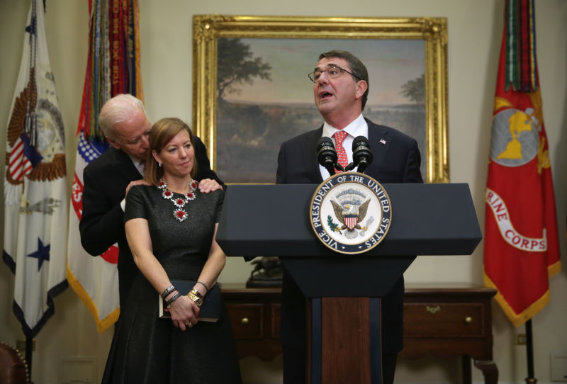 photo4-joe-biden-et-la-femme-du-secretaire-de-la-defense.jpg